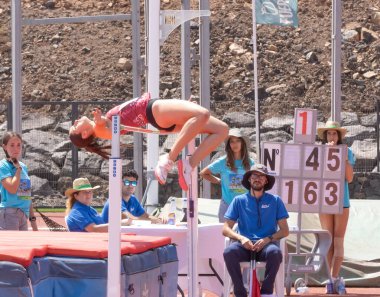 Kadınlar yarışmada yüksekten atlıyor