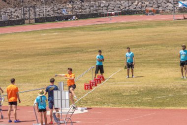 Odessa, Ukrayna - 17 Ağustos, 2019: Genç çocuklar arasında genç sporlar. Engelli koşu yarışı. Renkli çocukların