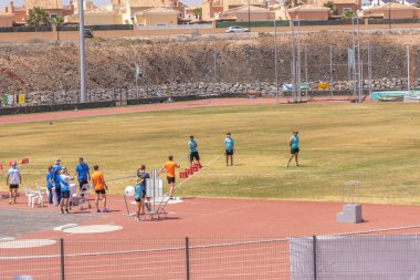 İspanya, Malaga, Ağustos 13, 20228: Malaga 'daki stadyumda koşan erkekler ve kadınlar