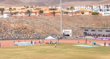 İnsanlar parkta futbol oynuyor.