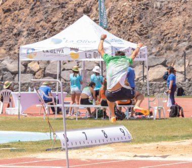 İstanbul, Türkiye - 16 Haziran, 2021: İstanbul 'da 38 federasyon Türk atletizminin yarı stilinde koşan atlet. çalıştır