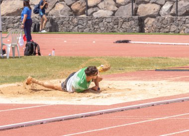 İstanbul, Türkiye - 19 Ağustos 1919: İstanbul Türk Atletizm Federasyonu Atletizm Şampiyonası sırasında koşan tanımlanamayan sporcu