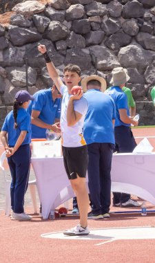 Parkta koşan çocuklar