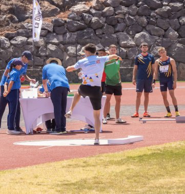 Sporcular atletlerin ilk çizgisinde yarışıyorlar.