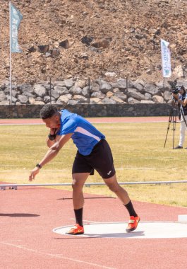 Uzun sakallı, mavi tişörtlü, siyah şortlu, siyah tişörtlü, kısa şortlu genç sporcu