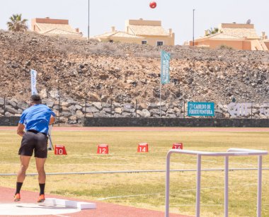 Sporcu engellerin arasından koşar..