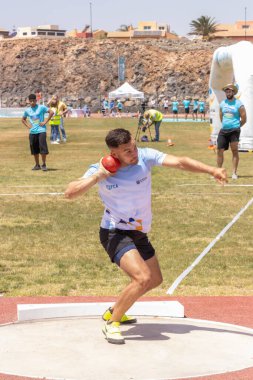 Yarışmaya atlayan bir sporcu