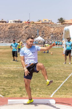 atlet yarışma sırasında pistte atlıyor