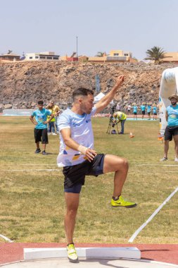 Engelli bir pistte atlayan bir sporcu