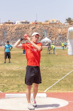 Sporcu topu atıyor.