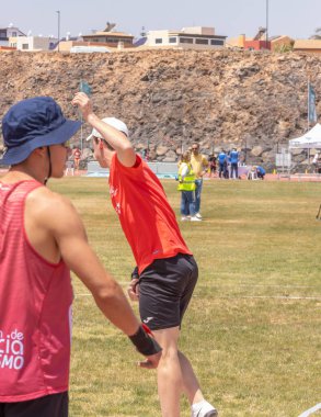 Çocuk topla oynuyor..