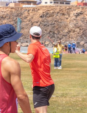 Sporcu sahada antrenman yapıyor.