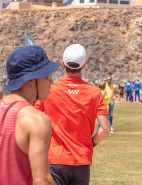 Sahildeki sporcuların görüntüsü.