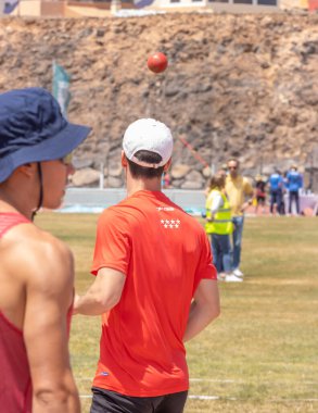 Parkta sırt çantalı bir adam.