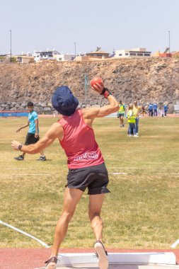 Kız şehir parkında nişanlanmış..