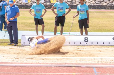 İstanbul, Hindi - 15 Ağustos, 20 0 18: ABD 'de uzun atlama yapan tanımlanamayan sporcu. 8 ve atletizm yarışmaları