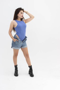 Kot pantolon ve mavi bluzlu güzel bir bayan model.