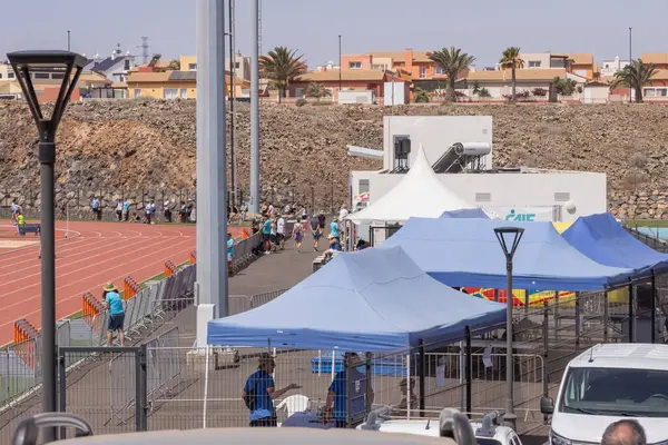 İnsanlar sokakta koşuyor. spor yarışması