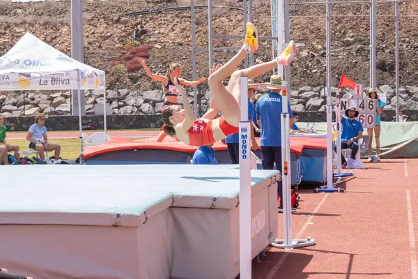 Stadyum sahasında genç bir kız