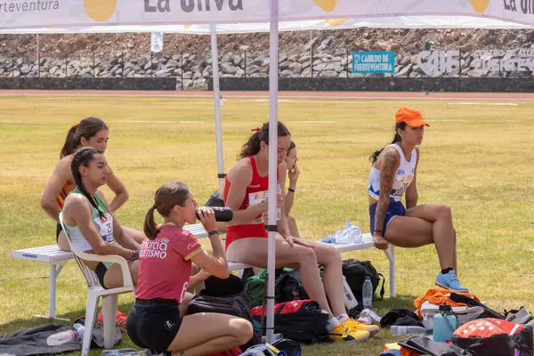 Kız tarlada koşuyor.