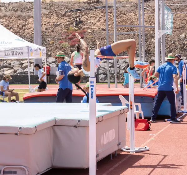 Stadyumda atlayan bir sporcu