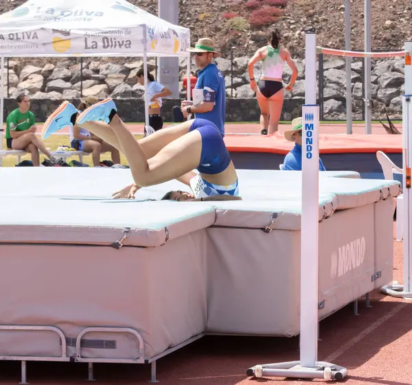 Bir yarış pistinde atlayan bir sporcu