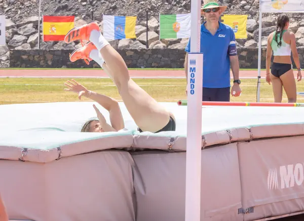 Kapalı alanda koşan Türk kadınları