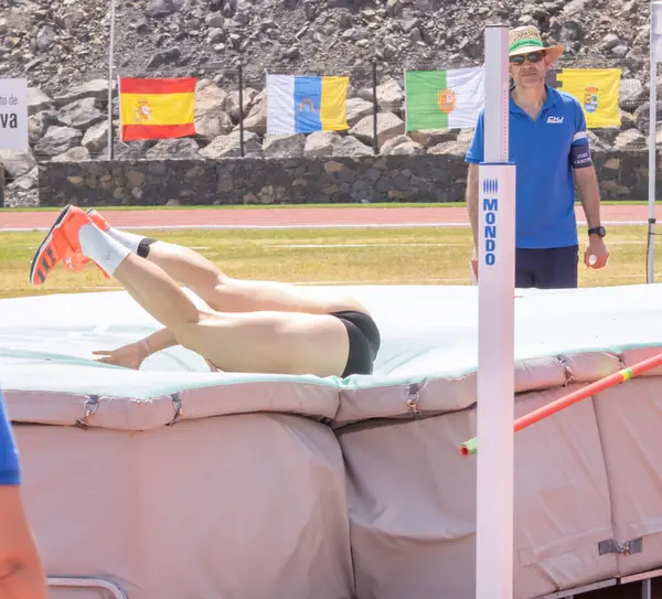 Spor üniformalı bir sporcu.