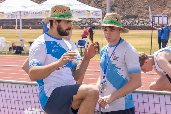 Adam sporla meşgul.