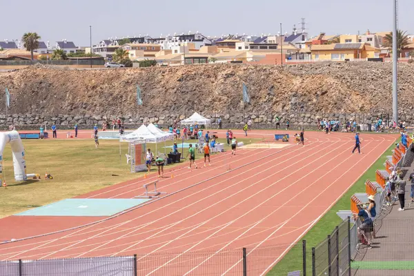 İnsanlar sahilde koşuyor.