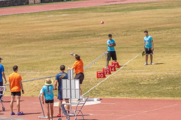 Orenburg, Rusya - 6 Ağustos - 2 0 19 yıl: Erkekler oynayan kızlar