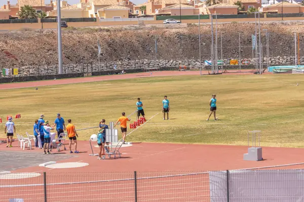 İspanya, Malaga, Ağustos 13, 20228: Malaga 'daki stadyumda koşan erkekler ve kadınlar