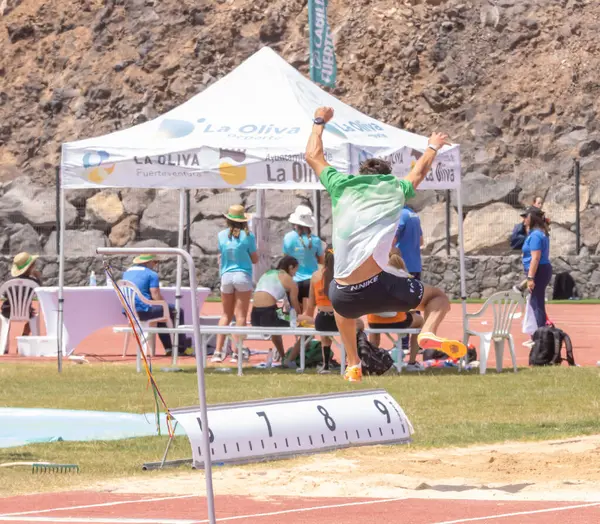 İstanbul, Türkiye - 16 Haziran, 2021: İstanbul 'da 38 federasyon Türk atletizminin yarı stilinde koşan atlet. çalıştır