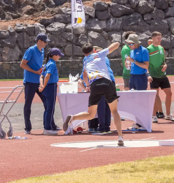 İpli takım elbiseli adam.