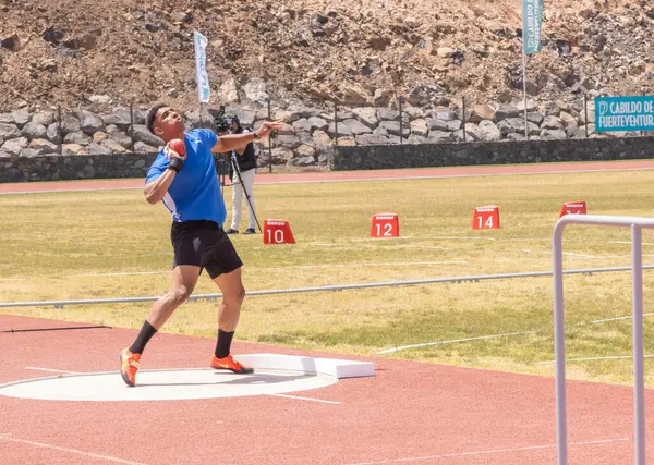 Pistte atlayan bir atlet