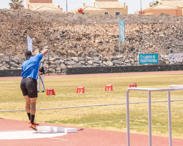 Sporcu bir yarışta yolda koşuyor.