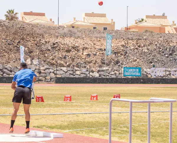 Sporcu engellerin arasından koşar..