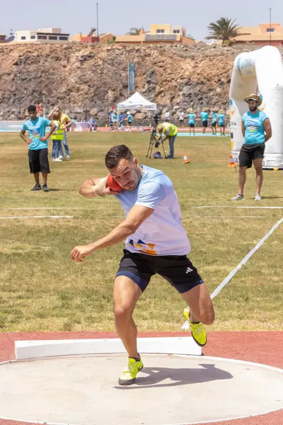 Sporcu sahaya atlıyor..