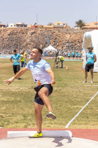 Sporcu pistte zıplıyor.