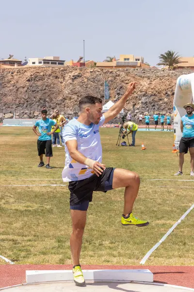 Engelli bir pistte atlayan bir sporcu