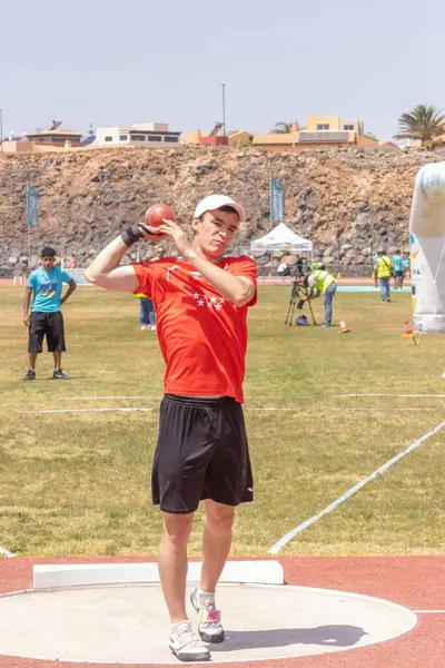 Sporcu topu atıyor.