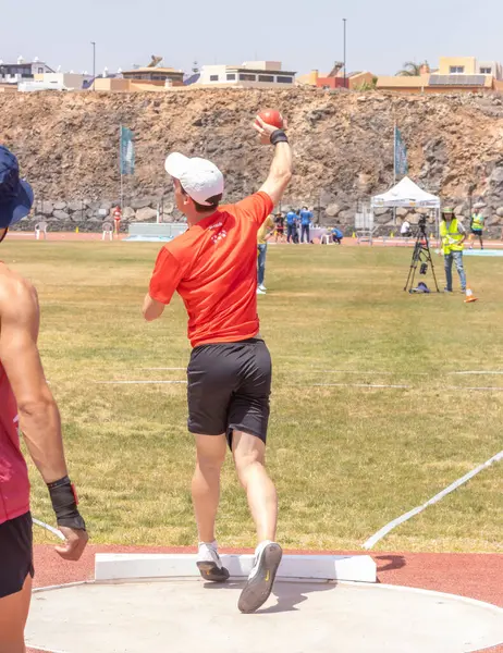 Sporcu ve erkek sporcu oyunda yarışıyor.