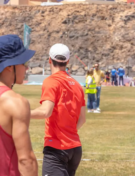 Sırt çantalı genç bir adam şehrin arka planında