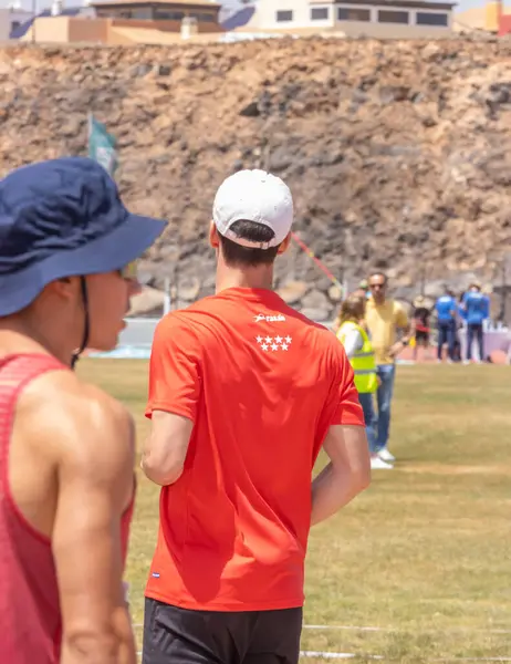 Bir adam sahilde koşuyor.