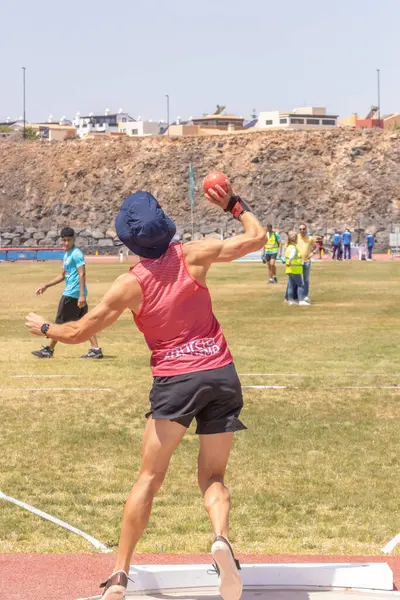 Kız şehir parkında nişanlanmış..