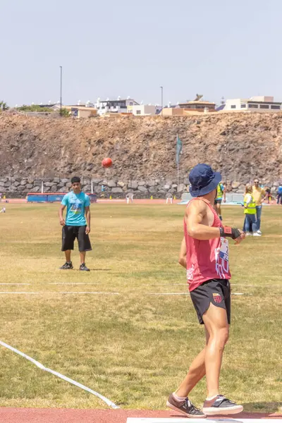 Parkta koşan genç kadın.