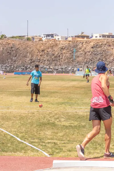 Kız tarlada koşuyor.