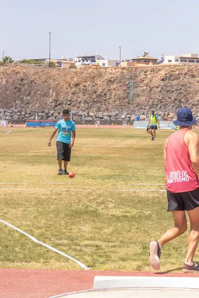 Parkta koşan genç kadın.