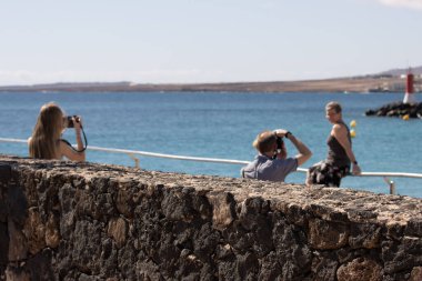 Kumsaldaki genç çift.