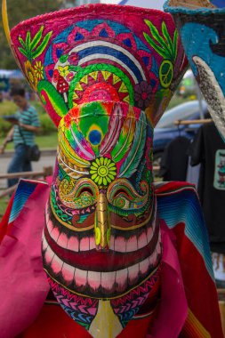 Tayland 'da renkli hayalet maskesi